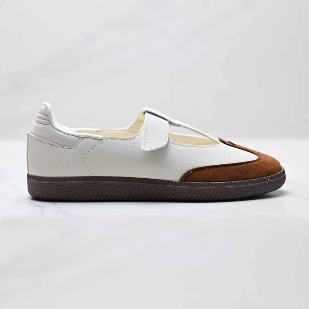 Women's new leisure hollow hook and loop design casual shoes have a shoe box.