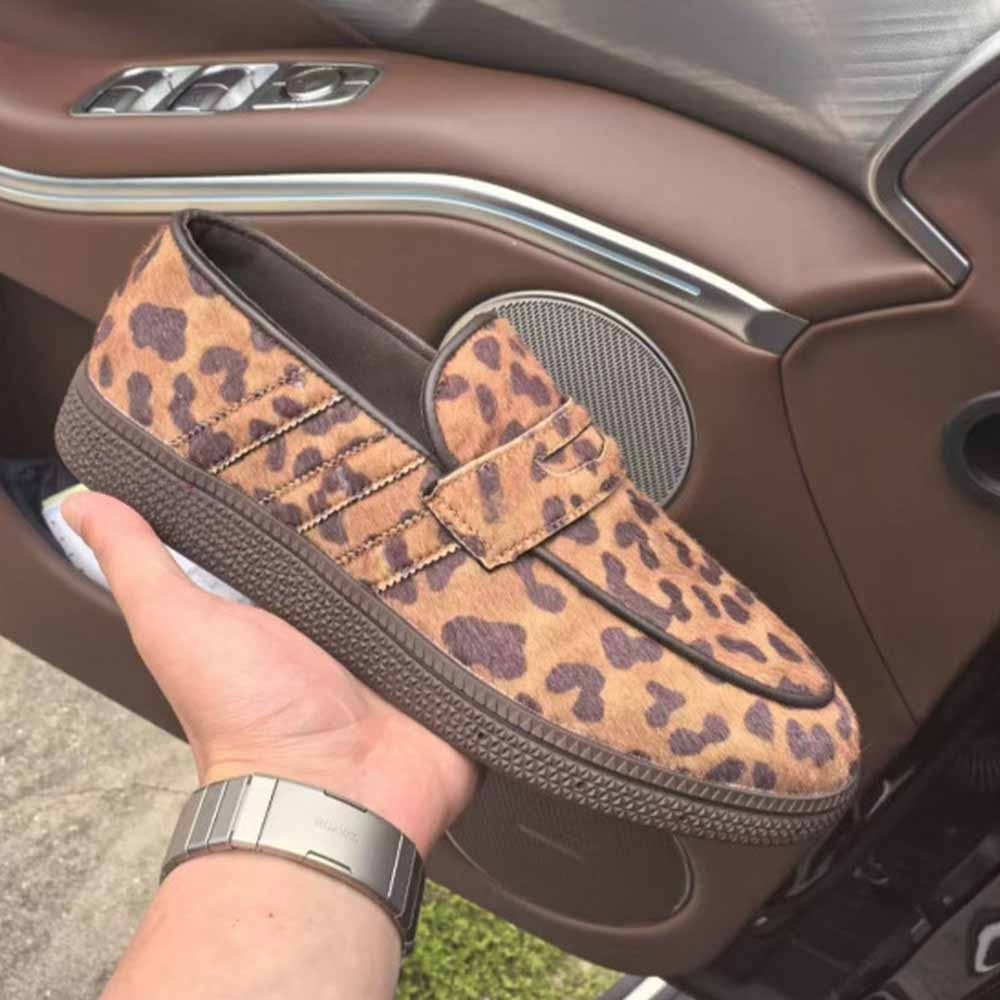 Women's new leisure and comfortable loafers have a shoe box