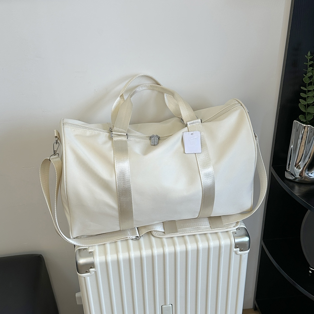 Men's and Women's Fitness Bags, Portable Training Bags, Sports Bags, Independent Shoes, Large-capacity Travel Bags.