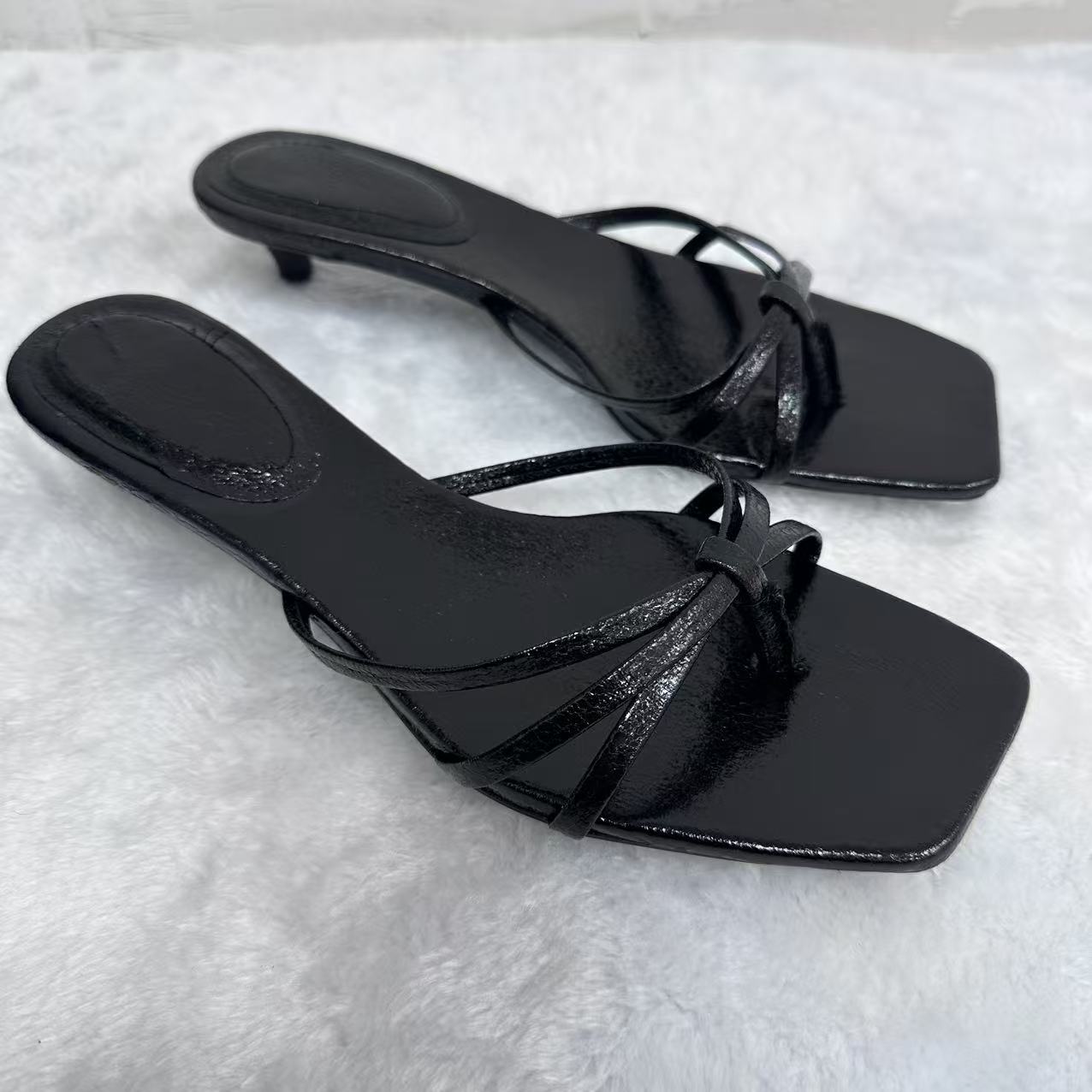 Women's new fashion high-heeled shoes with stiletto toe slippers.