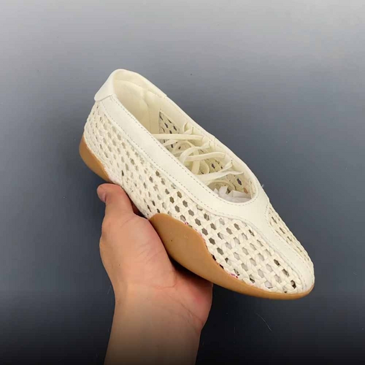 Women's new fashion ballet shoes with thin bottom have a shoe box.