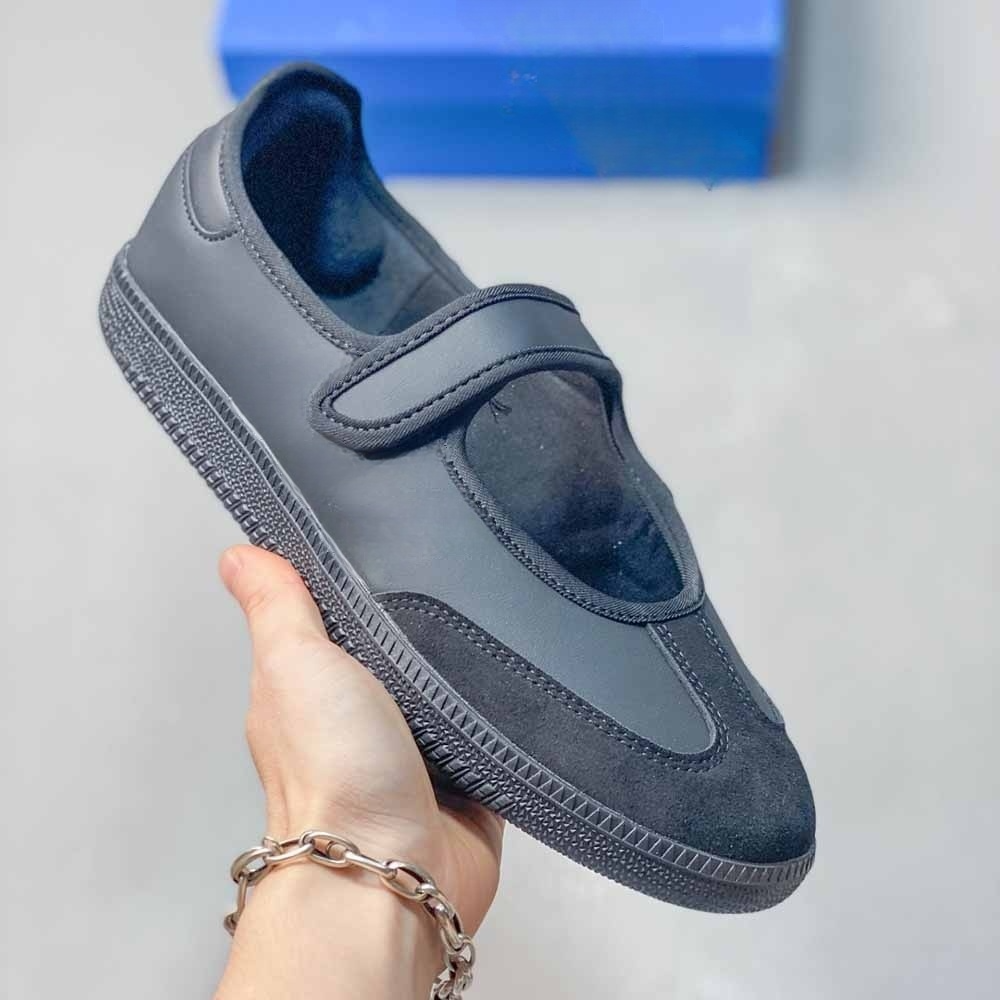 Women's new fashion hook and loop design comfortable casual shoes have a shoe box.