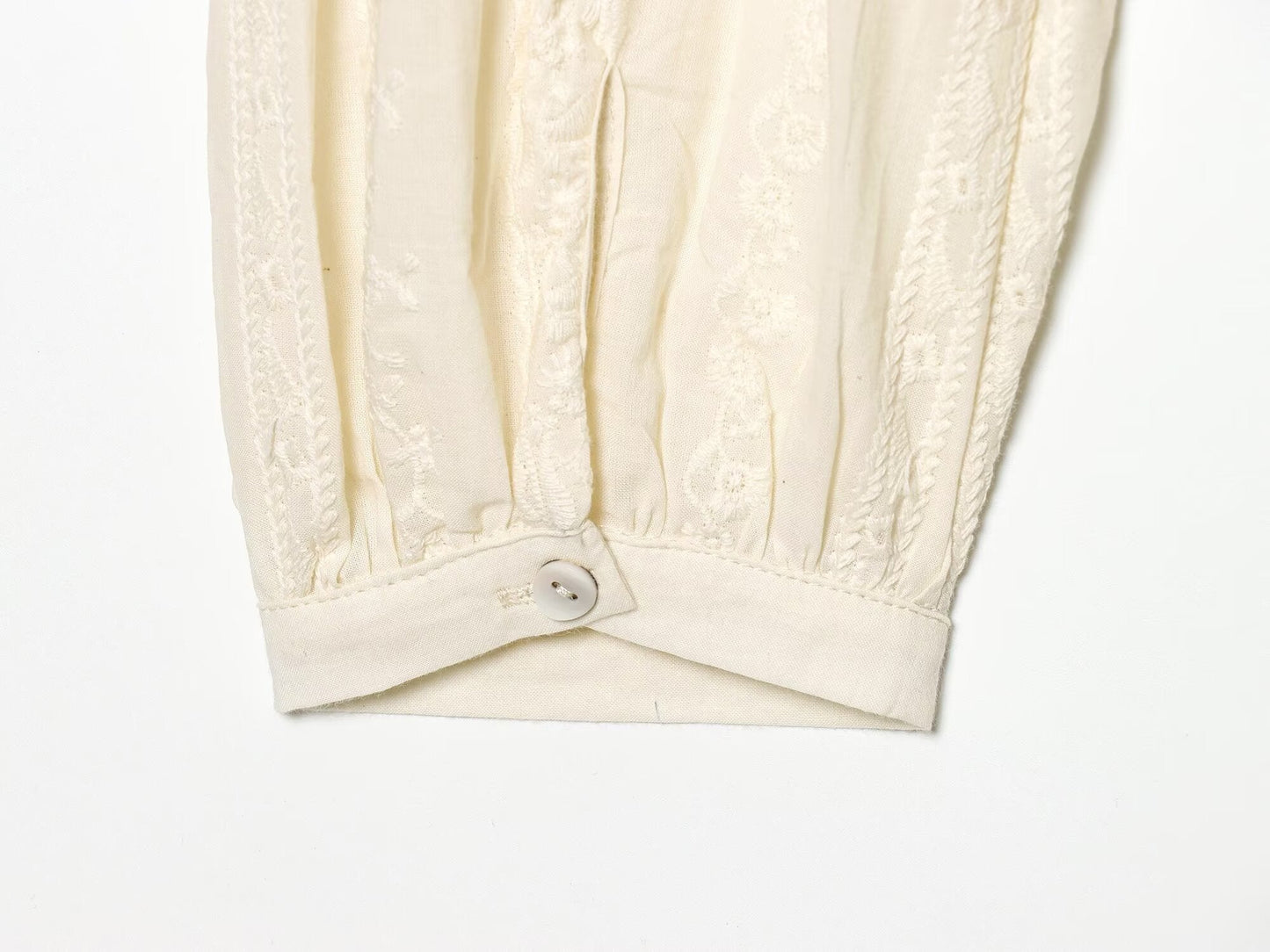 Women's short V-neck embroidered shirt