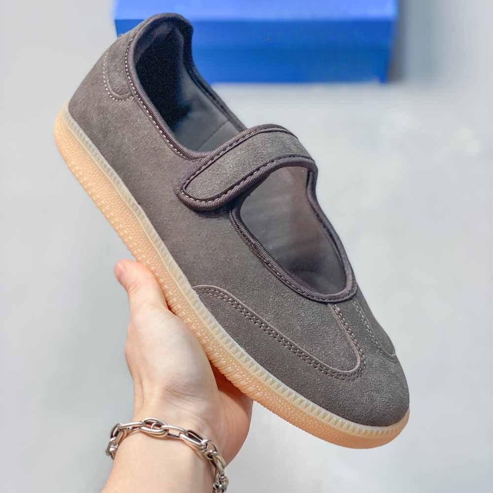 Women's new fashion hook and loop design comfortable casual shoes have a shoe box.