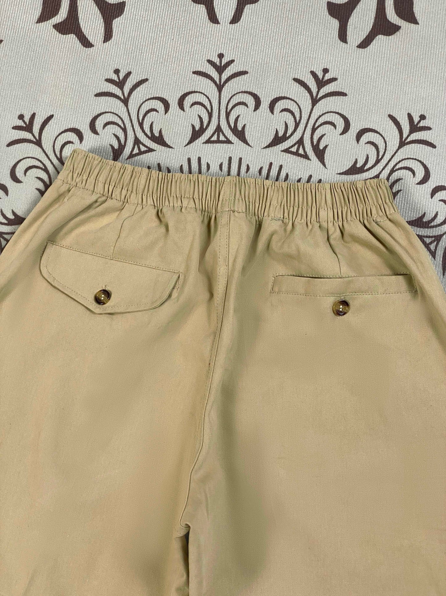 Men and women with the same new Joker couple style elastic waist zipper casual shorts.