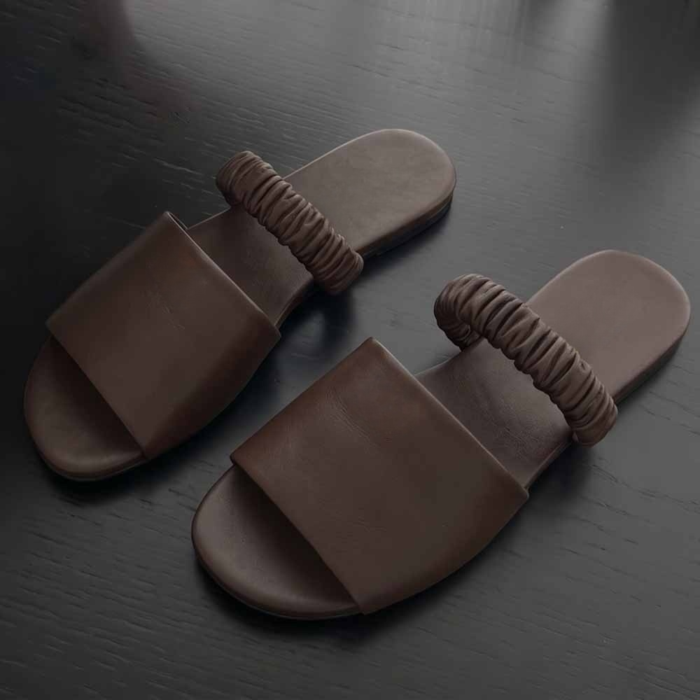Women's new soft-soled beach sandals have a shoe box