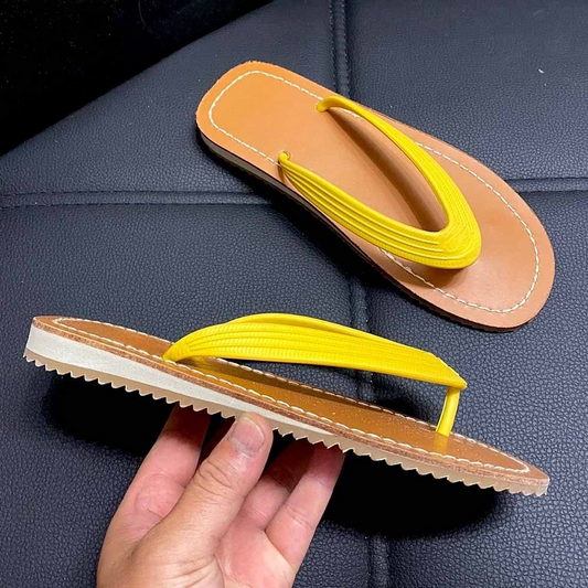 Women's new fashion flat-bottomed flip-flops have a shoe box
